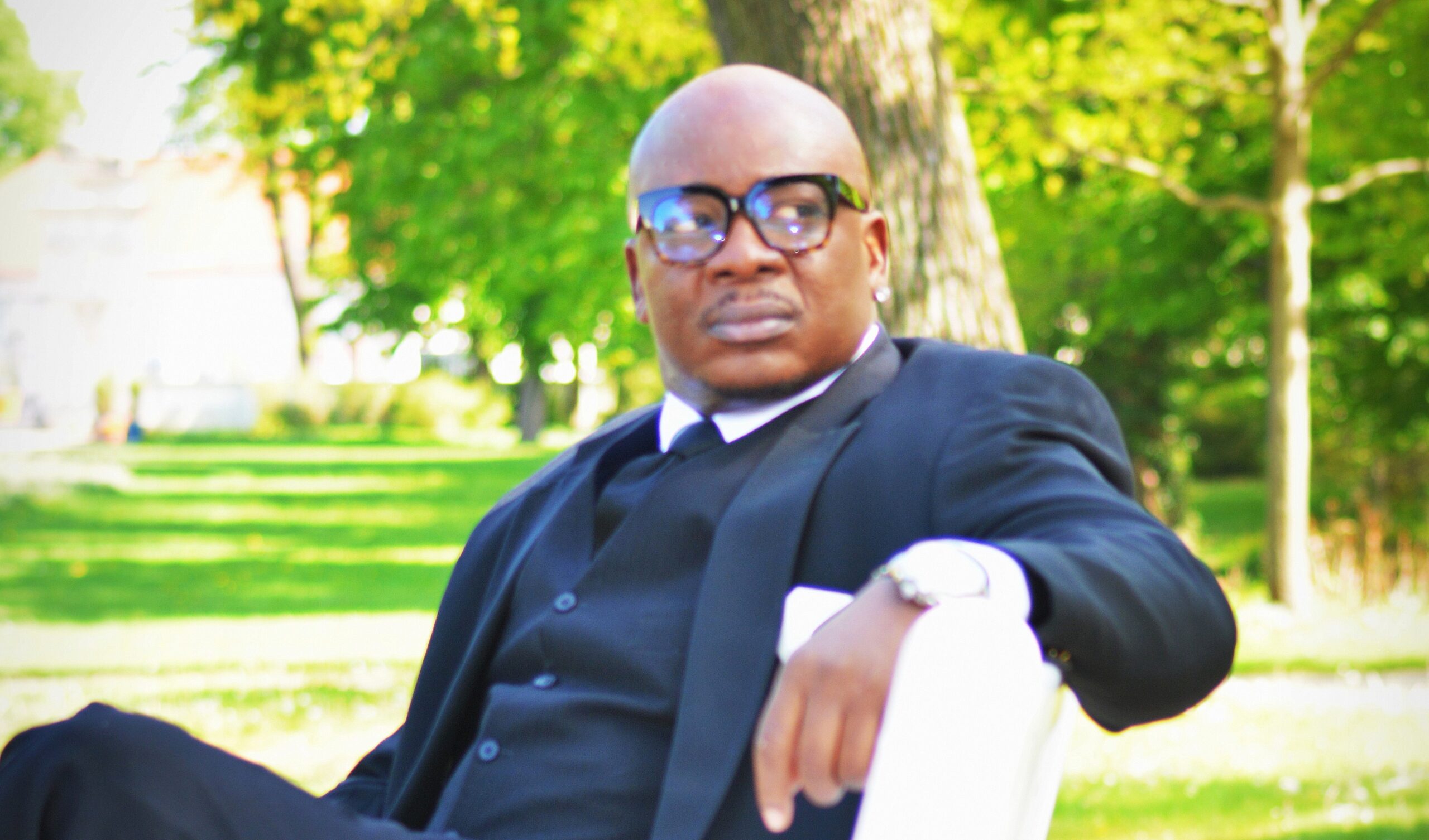 A picture of Wilfred Kanu Jr. sitting on the bench at the park