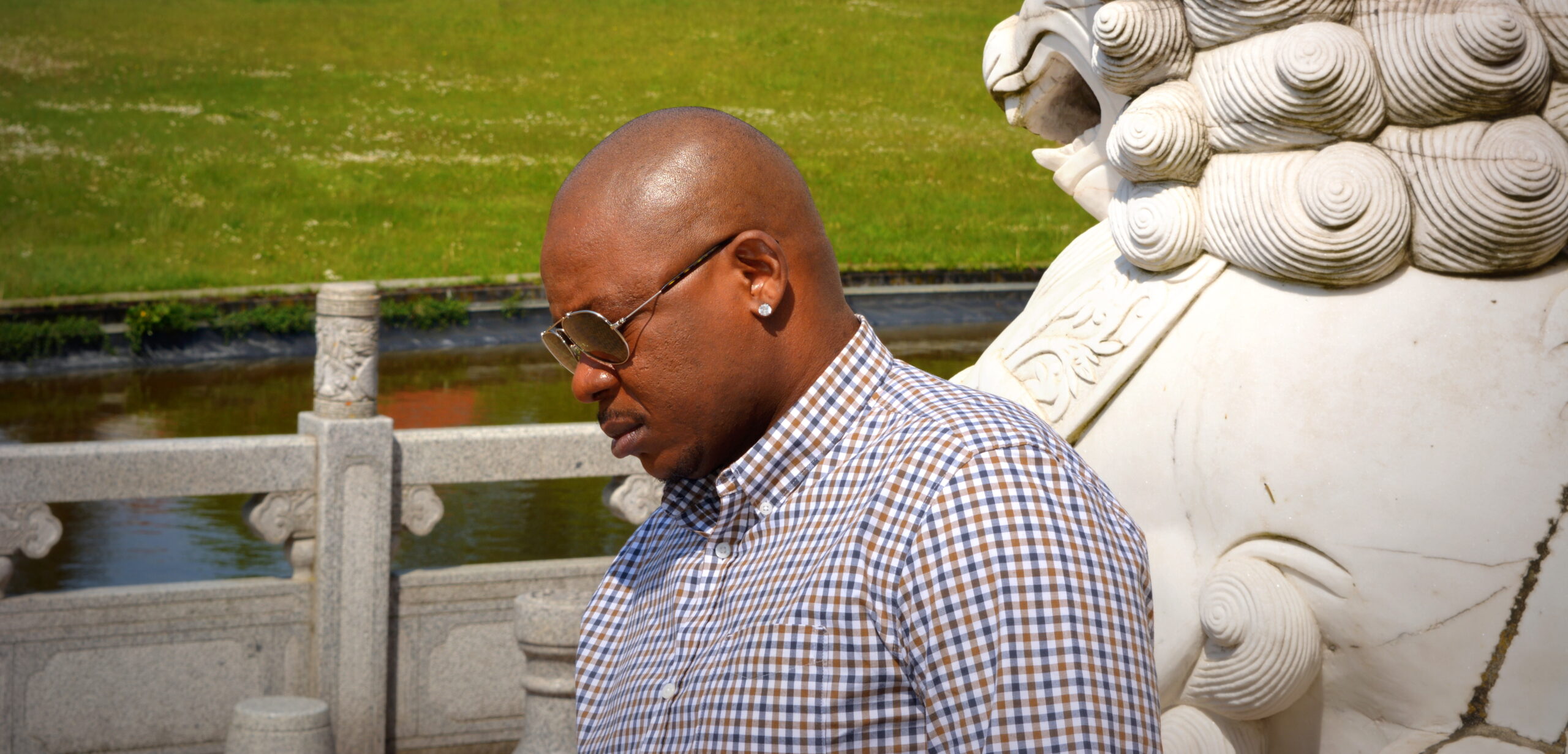 A picture of the man standing at the statue